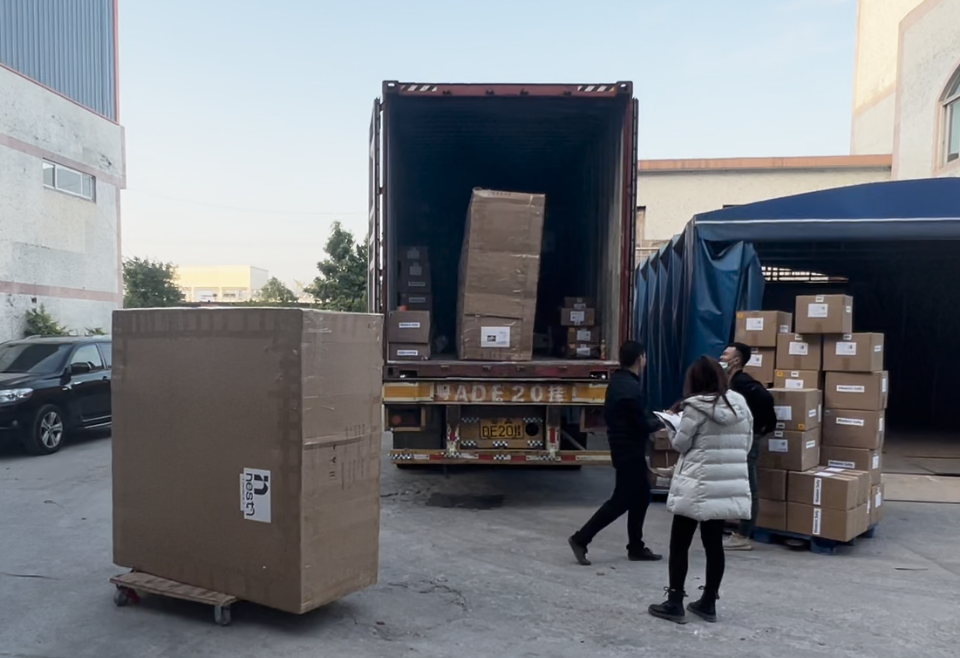 Loading cargo into container